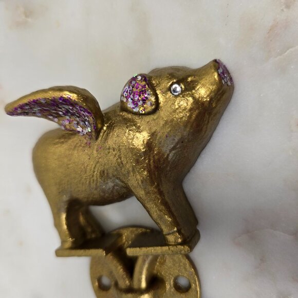 Retro Style Gold Flying Pig Hook - Picture 3 of 4